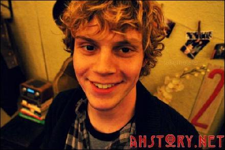 evan-peters-005 (500x333, 34 kБ...)