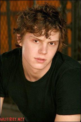 evan-peters-008 (683x1024, 103 kБ...)