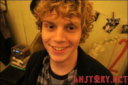 evan-peters-025 (500x333, 32 kБ...)